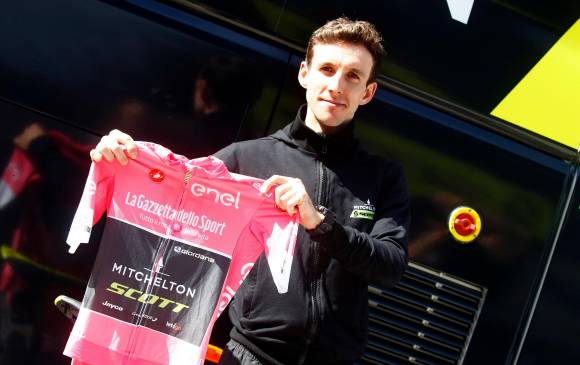 Simon Yates leva con la maglia rosa diez etapas. FOTO AFP