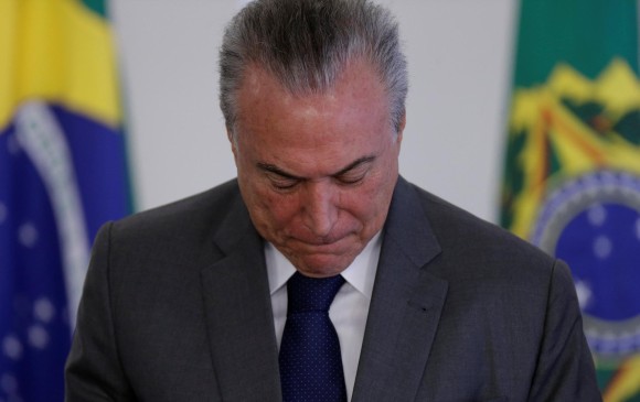 Lejos de cumplir con sus promesas de sanear instituciones, Temer quedó igual o más salpicado que Rousseff. FOTO reuters