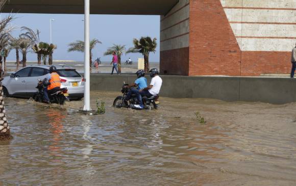 En Cartagena hay malestar por las inundaciones, ya que según los habitantes del sector y los ingenieros habían advertido de las filtraciones. El Gobierno se defiende. FOTO colprensa - el universal