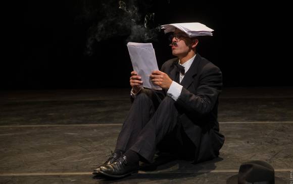 Escena del montaje Los cinco entierros de Pessoa, del Teatro Tierra, de Bogotá. FOTO cortesía teatro tierra.