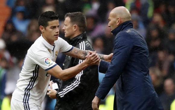 Zinedine Zidane elogió a James por su trabajo cubriendo la baja de Gareth Bale. FOTO EFE