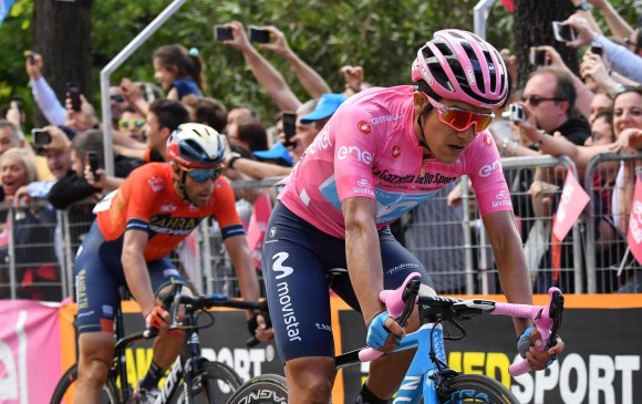 Vincenzo Nibali al asecho del lider del Giro, Richard Carapaz. FOTO EFE