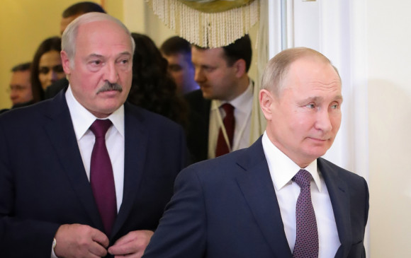 Foto de archivo, tomada el 20 de diciembre del 2019, muestra al presidente ruso, Vladimir Putin (derecha), seguido por el presidente bielorruso, Alexander Lukashenko (izquierda). FOTO AFP