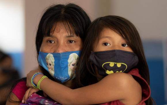 Comunidades indígenas en Brasil han recibido nutridas brigadas de salud en los últimos días. FOTO: EFE