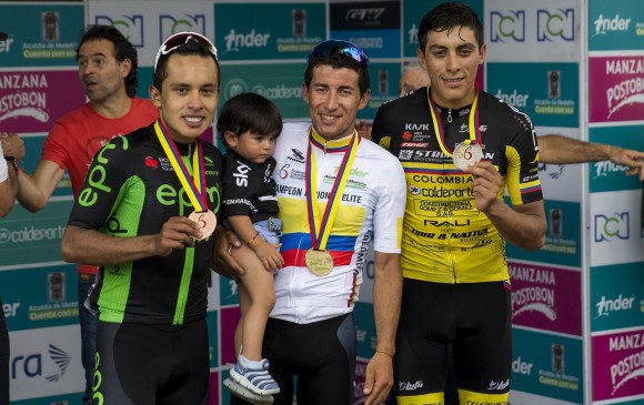 En el podio, Henao lució feliz con su hijo Emanuel y la presea de oro. Lo acompañaron Óscar Quiroz, plata, y Diego Ochoa, bronce.