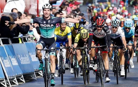 El ciclista Jay McCarthy del Bora-Hansgrohe celebra su victoria en la tercera etapa de la Vuelta al País Vasco. FOTO EFE