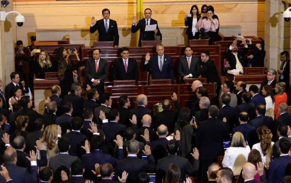 Momento en el que los congresistas toman el juramento de posesión.