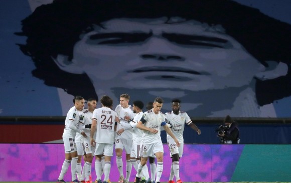 En Francia los jugadores del París Saint-Germain rindieron su homenaje a Diego Maradona. FOTO EFE