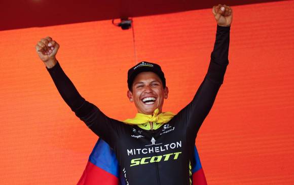 Esteban Chaves celebra el triunfo de etapa en el Giro de Italia. FOTO AFP