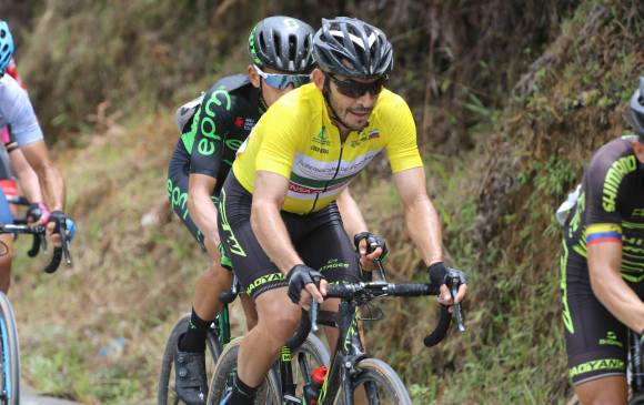 Tras ganar la contrarreloj de la tercera etapa, el corredor de Sucre logró mantener la camiseta amarilla y se coronó campeón, su tercer gran triunfo de carrera. FOTO cortesía anderson bonilla