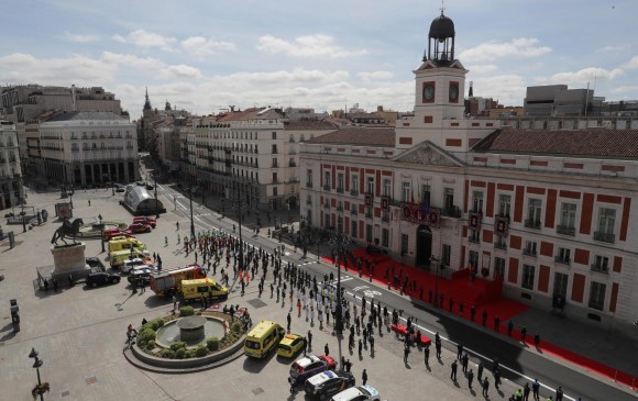 Foto tomada con una lente ojo de pez de la Puerta del Sol durante las celebraciones de la fiesta de la Comunidad de Madrid, este sábado 2 de mayo. FOTO EFE