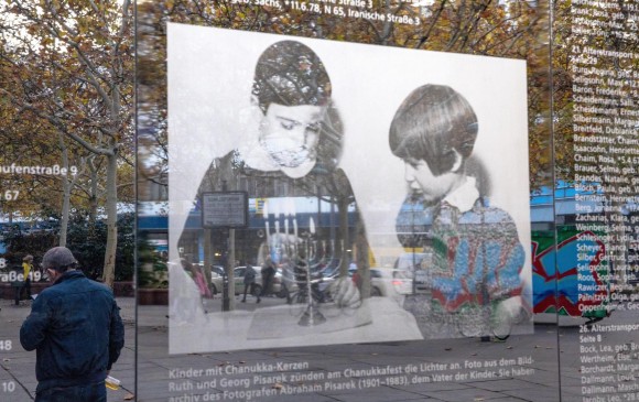 Este jueves, en Berlín, se leyeron los nombres de 55.700 judíos berlineses asesinados por el nazismo. En la imagen, dos niños encienden unas velas de una menorá judía. FOTO EFE