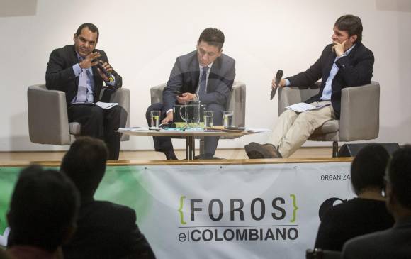 Luis Fernando Ortega (izq.) y Javier Jaramillo (der.) durante la exposición del sector transporte. FOTO Esteban Vanegas