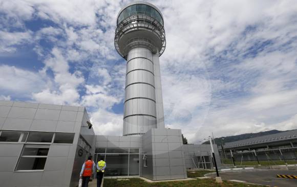 El terminal ejecutivo para vuelos internacionales privados (derecha e inferior) y la nueva torre de control son parte de las recién inauguradas obras en el Olaya Herrera de Medellín. FOTOs juan a. sánchez