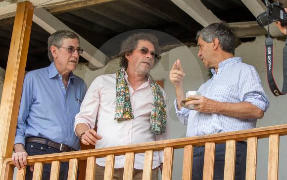 De izq. a der. Gonzalo Restrepo, negociador del Gobierno; “Pastor Alape”, negociador de las Farc, y Rafael Pardo, alto consejero para el Posconflicto. FOTO Esteban Vanegas, enviado especial a Briceño