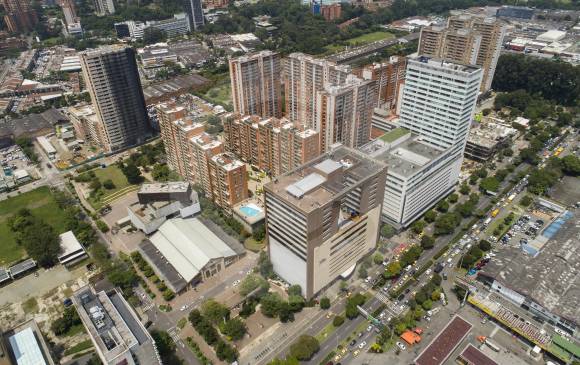 Según el experto, las unidades residenciales con miles de apartamentos y celdas de parqueo (como Ciudad del Río) no contribuyen a un modelo de urbe compacta. FOTO ESTEBAN VANEGAS