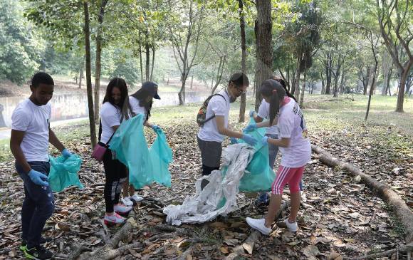 En Medellín, la Secretaría del Medio Ambiente realizó una jornada de limpieza con participación de la comunidad a principios de este año. FOTO Donaldo zuluaga, archivo