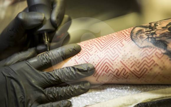 Asegúrese de que el sitio escogido para hacerse el tatuaje le brinde las condiciones higiénicas y asépticas que no pongan en riesgo su salud. FOTO archivo