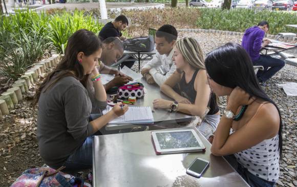 La idea que se tiene con esta iniciativa es darle un respiro a los padres de familia, adelantándose al momento de pagar la matrícula universitaria. FOTO ESTEBAN VANEGAS