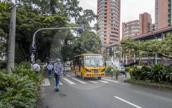 En Medellín las scooter pueden compartir vía con otros vehículos mientras la administración municipal reglamenta su uso en un manual. FOTO SANTIAGO MESA