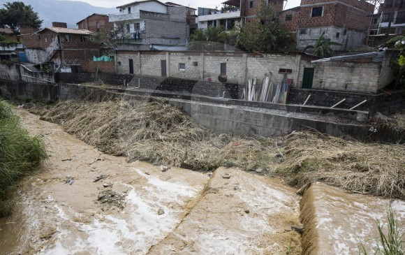 A quebradas de Medellín solo les llueve basura