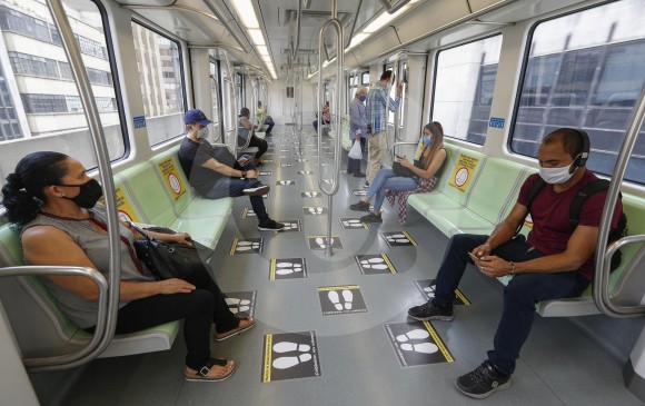 El metro comenzó a adecuar todos sus trenes y demás vehículos con señalización para mantener las medidas de aislamiento. FOTO MANUEL SALDARRIAGA