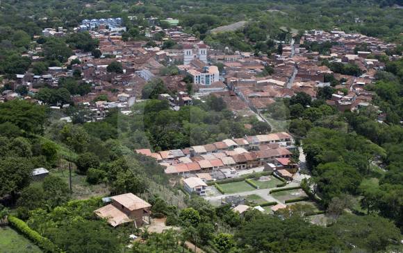 Los municipios de Occidente crecen con celeridad y planeación poco adecuada para el desarrollo urbanístico. Hay problemas de movilidad y convivencia, y amenaza de deterioro de centros históricos, como el de Santa Fe de Antioquia. FOTO Julio César Herrera