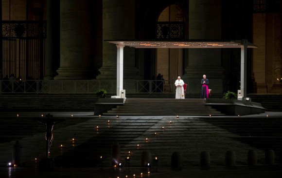 El Sumo Pontífice hizo el Viacrucis en una lúgubre y vacía plaza de San Pedro, no en el Coliseo Romano como es costumbre. FOTO efe