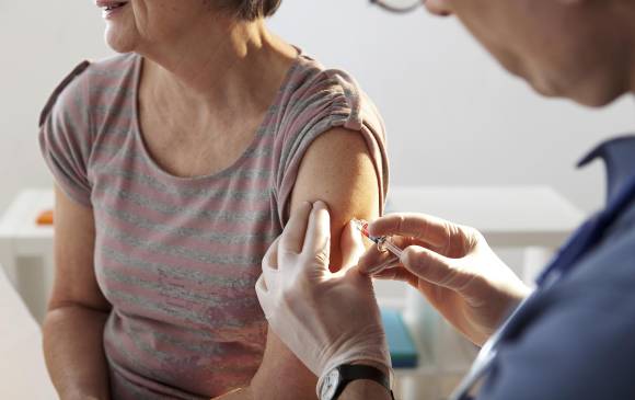 Los mayores de 65 años, recomienda el CDC de Estados Unidos, deben vacunarse contra la influenza, el tétano, la difteria, la tos ferina, el neumococo y el herpes zóster. FOTO shutterstock 