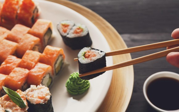 El sushi es uno de los platos con mayor reconocimiento de la gastronomía japonesa. Prepararlo requiere de técnica y de usar los ingredientes y utensilios correctos. FOTO SSTOCK.
