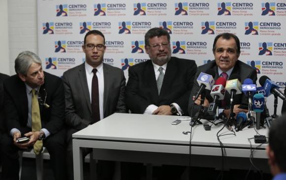 El abogado Jaime Granados (tercero de izquierda a derecha) anunció que el experto internacionalista Víctor Mosquera (segundo desde la izquierda) solicitará medidas cautelares a la CIDH en favor de Santiago Uribe Vélez. FOTO Colprensa