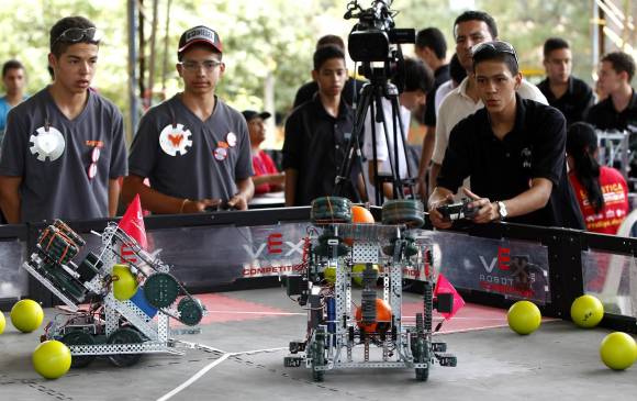 Torneos de robótica como este en Girardota, concentran a los jóvenes en desarrollar estrategias desde el conocimiento. FOTO JAIME PÉREZ