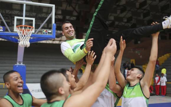 El baloncesto igualmente triunfó en la categoría B (IE La Paz). Celebran con su DT David González.