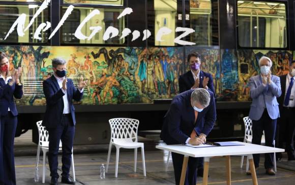 El presidente Duque Márquez firmó ayer el documento Confis que compromete vigencias futuras para la construcción del metro ligero de la avenida 80. FOTO cortesía