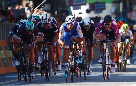 Fernando Gaviria perdió la camiseta de líder ya que la llegada de la etapa tuvo una leve inclinación que le impidió el final en embalaje. FOTO AFP