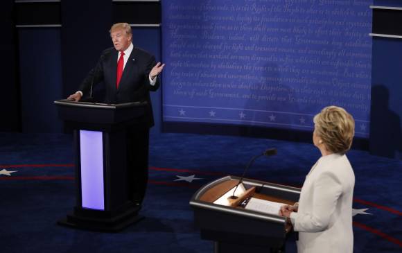Trump denunció que Clinton propuso un muro, intentando debilitarla frente a los hispanos. Clinton respondió que apoya mayor seguridad, pero que no considera “criminales a los latinos”. FOTO afp