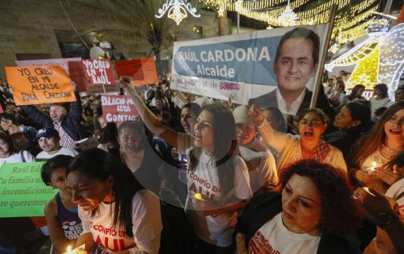 Con pancartas, velas y camisetas marcadas, los ciudadanos de Envigado realizaron anoche una concentración en el parque principal como apoyo al alcalde Raúl Cardona. FOTO Edwin Bustamante