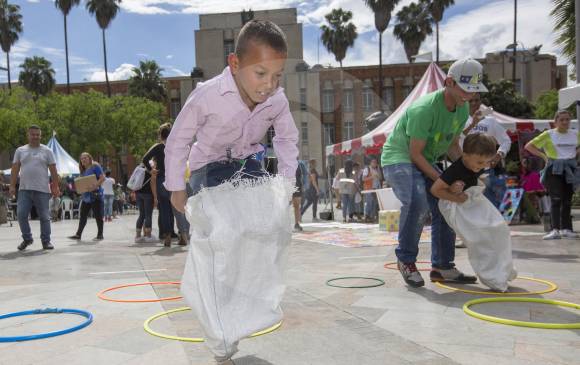 Una oferta de juegos tradicionales y de calle fue dispuesta por el Inder de Medellín en el espacio público de la Plaza Botero. Tanto niños como adultos accedieron a ellos. FOTO edwin bustamante