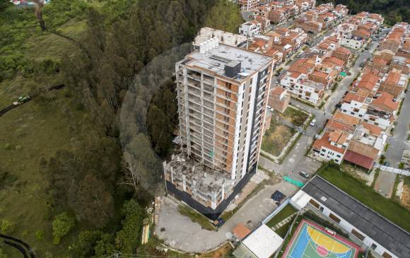 Según un estudio de la Universidad Nacional, la estructura del edificio estaba inclinada, algunas vigas no eran uniformes y entre el cemento se encontraron colillas de cigarrillo. FOTO Esteban Vanegas