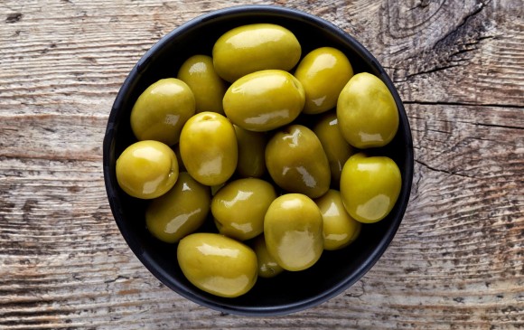 Este fruto también es la materia prima del aceite de oliva y, en sus diferentes variedades y sabores, cuenta con un alto valor nutritivo. Foto: ShutterStock.