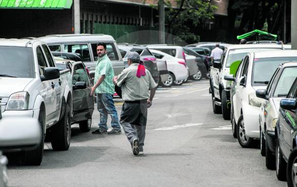 No es generalizado que se exijan tarifas arbitrarias. Hay personas necesitadas que cuidan carros de buena fe. FOTO Julio C. Herrera