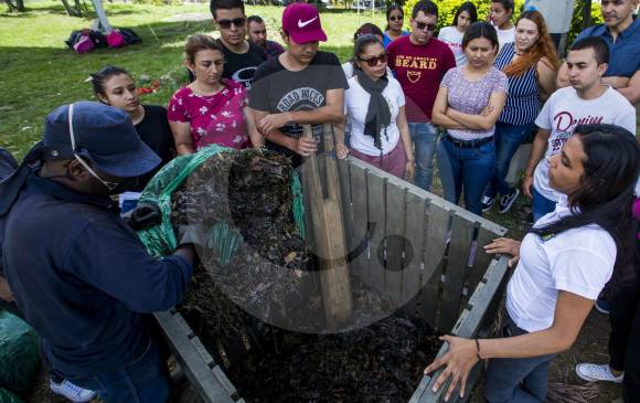 Miembros de la Universidad de Antioquia participan de la construcción de las pacas biodigestoras. FOTO julio césar herrera 