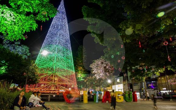 Las figuras representan el sueño de Navidad. El alumbrado estará encendido hasta el 7 de enero. FOTO CARLOS VELÁSQUEZ