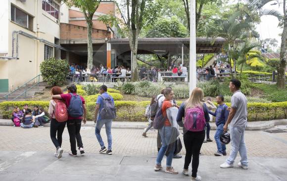 Estudiantes del Tecnológico de Antioquia, sede Robledo. FOTO EDWIN BUSTAMANTE