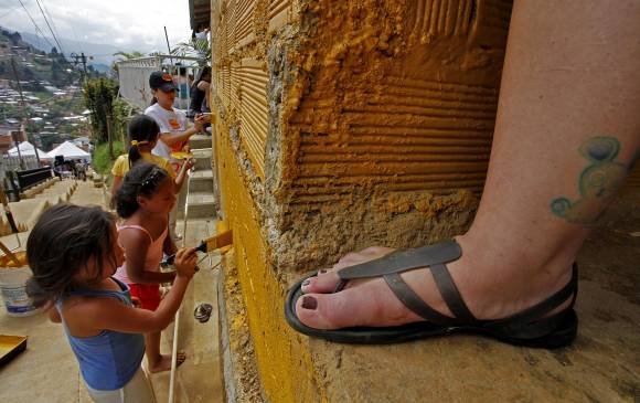 Además de embellecer fachadas, se inauguraron en el barrio La Cruz obras de acueducto y alcantarillado, urbanismo y mitigación del riesgo. FOTO Henry agudelo