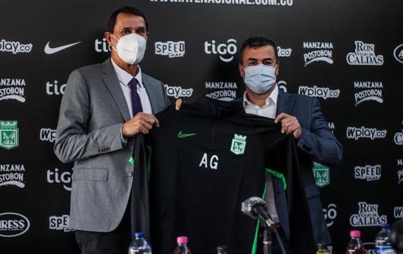 El presidente del club, Juan David Pérez, entregándole la indumentaria de trabajo al técnico Alexandre Guimaraes durante su presentación en la sede deportiva de Guarne. FOTO atlético nacional