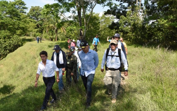 El gobernador Luis Pérez y el director de Corantioquia, Alejandro González, recorrieron la ciénaga Chiquieros