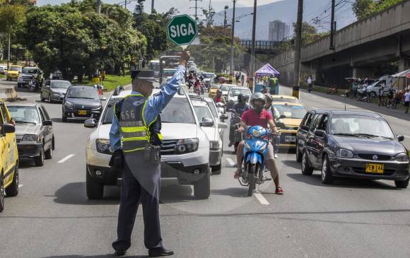 Del total de los agentes de Tránsito en Medellín, 180 son de carrera administrativa, 29 se encuentran en condición de encargo y 325 provisionalidad. Piden que estos últimos sean vinculados por el municipio y ampliar la planta de guardas. FOTO Julio César Herrera