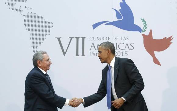 Uno de los momentos más esperados y simbólicos de la Cumbre de las Américas fue el primer saludo entre Obama y Castro, en la noche del viernes. FOTO reuters