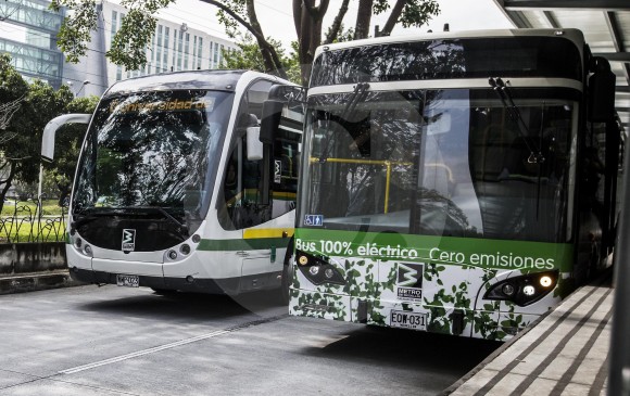 El bus articulado eléctrico (derecha) que hoy circula en Medellín, tiene una capacidad máxima de 160 pasajeros. FOTO JAIME PÉREZ